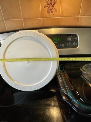 BAKEWARE, PIE PLATES AND PIE CARRIER
