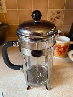MR. COFFEE 12 CUP COFFEE BREWER, MUGS AND BODUM FRENCH COFFEE PRESS