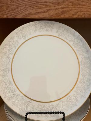 8 PLACE SETTING OF QUEENS BROCADE FINE CHINA JAPAN