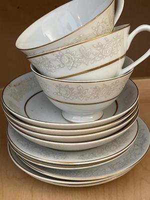 8 PLACE SETTING OF QUEENS BROCADE FINE CHINA JAPAN