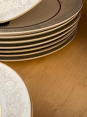 8 PLACE SETTING OF QUEENS BROCADE FINE CHINA JAPAN