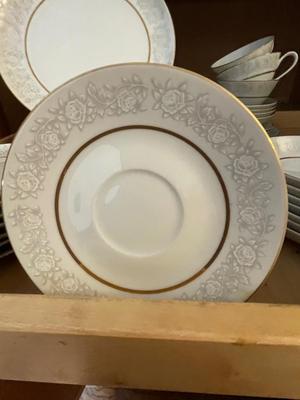 8 PLACE SETTING OF QUEENS BROCADE FINE CHINA JAPAN