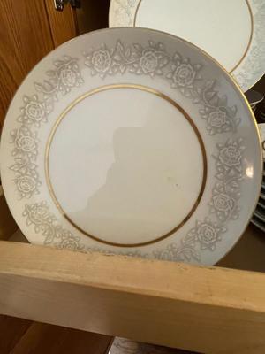 8 PLACE SETTING OF QUEENS BROCADE FINE CHINA JAPAN