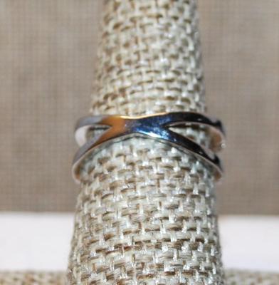 Size 7 Pretty Bowtie Style Ring with a Red Pear Cut Main Stone and Pink/Clear "Ribbons" on a Silver Tone Band (4.4g)