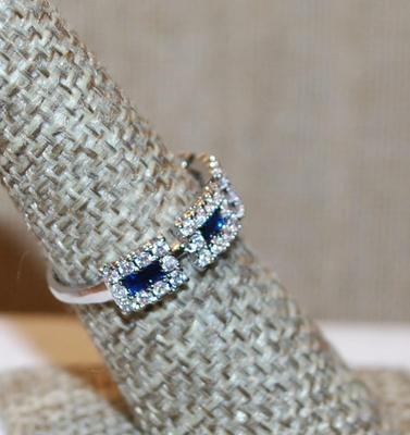 Size 7 Blue Stone Inserts Ring on 5 Rectangle Clear Stone Panels on a Silver Tone Band (3.1g)