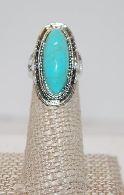 Size 5¾ Large Oval Turquoise-Styled Ring with Silver Tone Rope Surrounds (5.6g)