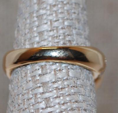 Size 7½ Large White Pearl with 2 Sparkle Side Rings and Accent Stones on a Gold Tone Band (6.9g)