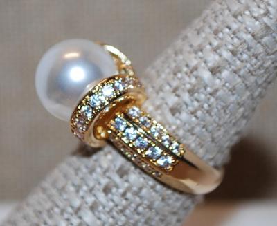 Size 7½ Large White Pearl with 2 Sparkle Side Rings and Accent Stones on a Gold Tone Band (6.9g)