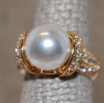 Size 7½ Large White Pearl with 2 Sparkle Side Rings and Accent Stones on a Gold Tone Band (6.9g)