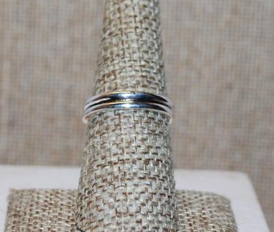 Size 7¼ Large Round Blue Stone Ring with a "Crown" Surround on a Silver Tone Band (6.4g)