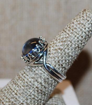 Size 7¼ Large Round Blue Stone Ring with a "Crown" Surround on a Silver Tone Band (6.4g)