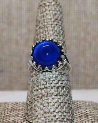 Size 7¼ Large Round Blue Stone Ring with a "Crown" Surround on a Silver Tone Band (6.4g)