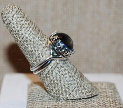 Size 7¼ Large Round Blue Stone Ring with a "Crown" Surround on a Silver Tone Band (6.4g)