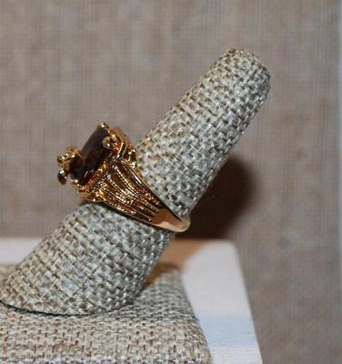 Size 7 Amber/Brown Rectangular Stone Ring with a Small Flower Accent in the Corner on a Rosy Gold Band (5.8g)