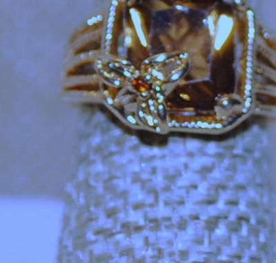 Size 7 Amber/Brown Rectangular Stone Ring with a Small Flower Accent in the Corner on a Rosy Gold Band (5.8g)