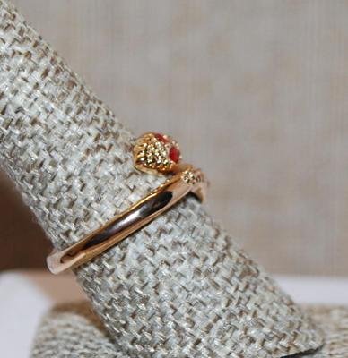 Size 8½ Red Eyed Wrap-Around Snake Ring on a Gold Tone Band (3.6g)