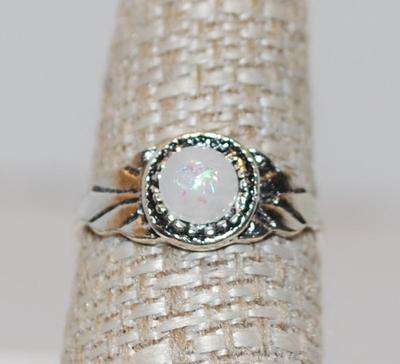 Size 7½ Round Iridescent Moonstone with Side "Leaves" Ring (1.6g)