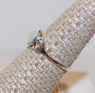 Size 7½ Round Iridescent Moonstone with Side "Leaves" Ring (1.6g)