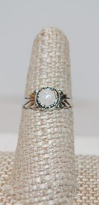 Size 7½ Round Iridescent Moonstone with Side "Leaves" Ring (1.6g)