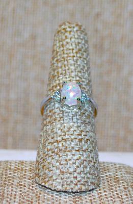 Size 7¼ Iridescent Opal-Style Stone Ring with 3 Clear Stones Side Accents on a Gold Tone Band (2.8g)