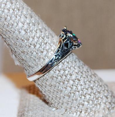 Size 8¾ Oval Shaped Green/Purple Iridescent Stone Ring on a Silver Tone Band (2.7g)