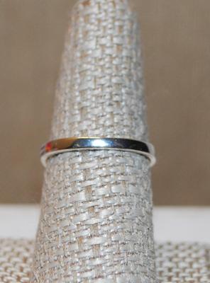 Size 8¾ Oval Shaped Green/Purple Iridescent Stone Ring on a Silver Tone Band (2.7g)