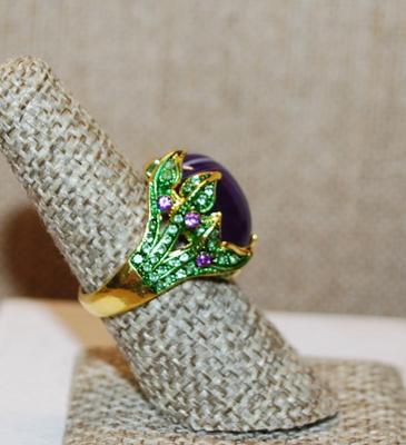 Size 7 ¼ Large Lined Purple Stone Ring Nested in a Green/Purple Accent Bouquet in a Gold Tone Band (8.4g)