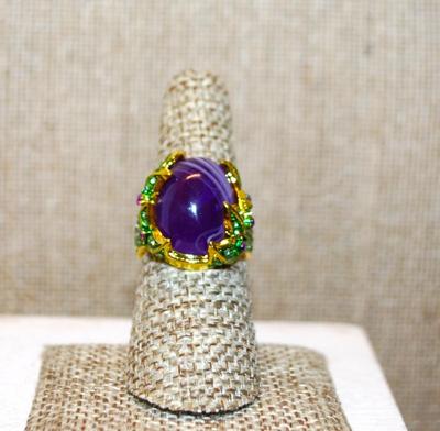 Size 7 ¼ Large Lined Purple Stone Ring Nested in a Green/Purple Accent Bouquet in a Gold Tone Band (8.4g)