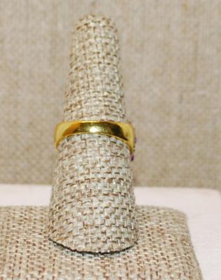 Size 7 ¼ Large Lined Purple Stone Ring Nested in a Green/Purple Accent Bouquet in a Gold Tone Band (8.4g)