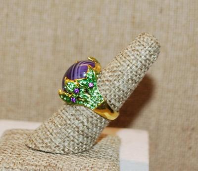 Size 7 ¼ Large Lined Purple Stone Ring Nested in a Green/Purple Accent Bouquet in a Gold Tone Band (8.4g)