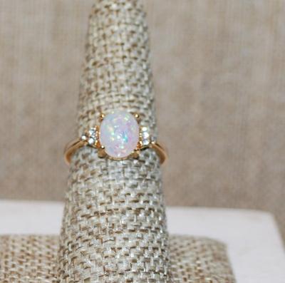 Size 6 Iridescent Opal-Style Stone Ring with 3 Clear Stones Side Accents on a Gold Tone Band (2.2g)