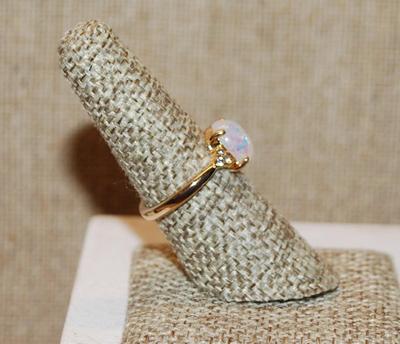 Size 6 Iridescent Opal-Style Stone Ring with 3 Clear Stones Side Accents on a Gold Tone Band (2.2g)
