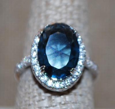 Size 8 Large Blue Green Iridescent Stone Ring with Clear Accent Stones in a "Basket" Silver Tone Band (4.2g)