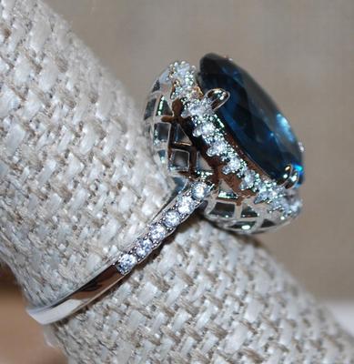 Size 8 Large Blue Green Iridescent Stone Ring with Clear Accent Stones in a "Basket" Silver Tone Band (4.2g)