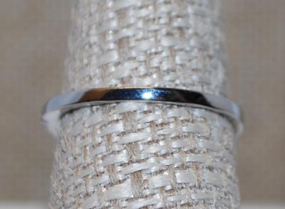 Size 8 Large Blue Green Iridescent Stone Ring with Clear Accent Stones in a "Basket" Silver Tone Band (4.2g)