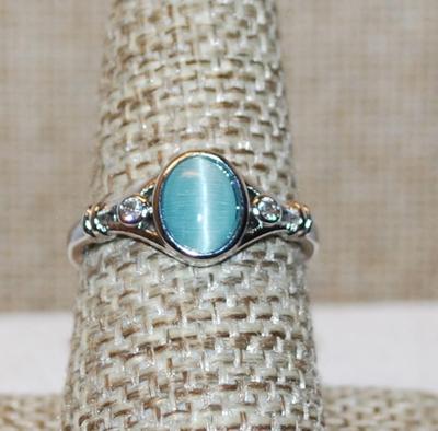 Size 8 Oval Opaque Blue Stone with Single Stone Side Accent on a Silver Tone Band (2.2g)