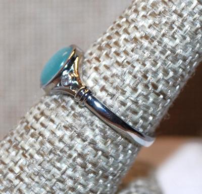 Size 8 Oval Opaque Blue Stone with Single Stone Side Accent on a Silver Tone Band (2.2g)