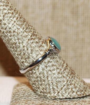 Size 8 Oval Opaque Blue Stone with Single Stone Side Accent on a Silver Tone Band (2.2g)