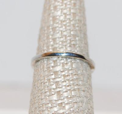 Size 7 Round Cut Clear Stone Ring with 2 Aqua Side Inlays (2.5g)