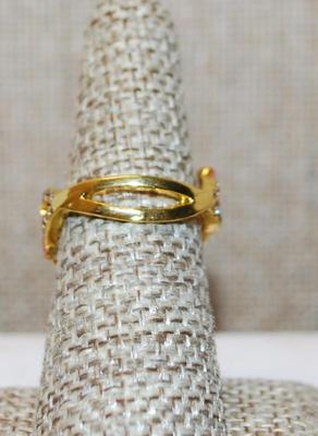 Size 7½ Large Oval Iridescent Stone with Pink, Red, Green & Clear Accent Stones Ring on a Gold Tone Band (6.8g)