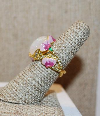 Size 7½ Large Oval Iridescent Stone with Pink, Red, Green & Clear Accent Stones Ring on a Gold Tone Band (6.8g)