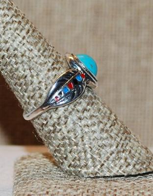 Size 7½ Cool Oval Crackled Style Turquoise Ring with Red, Blue & Black Side Inserts on a Silver Tone Band (4.0g)