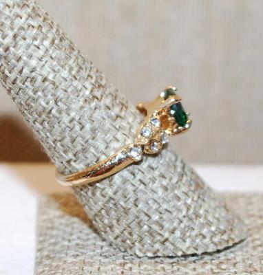 Size 8 Round Green Stone Ring with "Branch" Side Clear Stones Accents on a Gold Tone Band (2.5g)