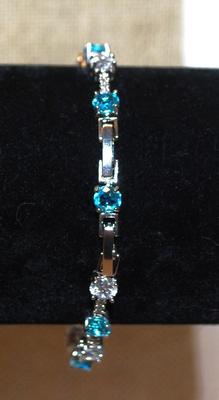 15 Alternating Clear & Aquamarine Stones Bracelet with Fold-Over Clasp 6" L