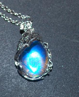 Blue Transparent Oval Stone PENDANT (1" x ¾") on a Silver Tone Necklace Chain 18" L
