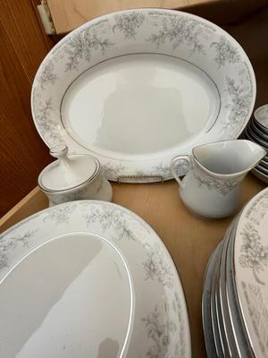 7 PLACE SETTING WITH EXTRAS OF PEARL LILING FINE CHINA