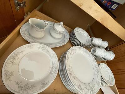 7 PLACE SETTING WITH EXTRAS OF PEARL LILING FINE CHINA