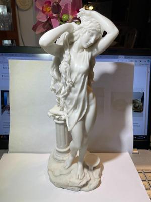 Vintage Veronese Design 11" Women Statue w/Pedestal in Good Preowned Condition.