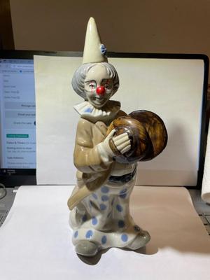 Vintage Mid-Century Modern Toma Imports Ceramic/Porcelain Clown Figurine 10" Tall in VG Preowned Condition.