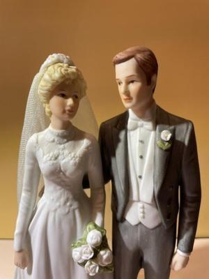 Enesco 1984 Treasured Memories "Special Day" Bride & Groom 7.5" Tall ~ Wedding Cake Topper w/Lace in VG Preowned...